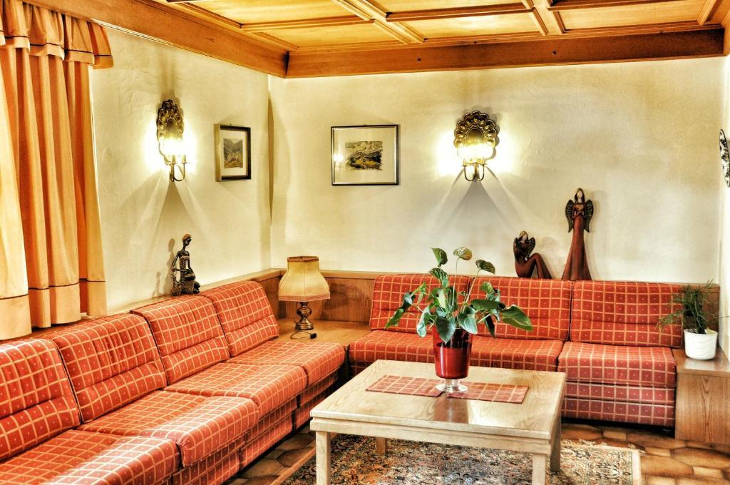 Panorama Garni Ingrid Hotel Dobbiaco Exterior photo